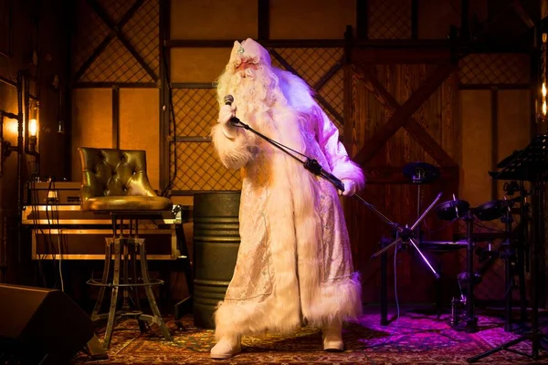 富有表现力的圣诞老人在摇滚酒吧唱歌 — 图库照片