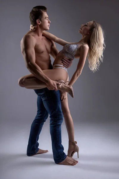 Casal sensual ter apaixonado dança íntima no estúdio — Fotografia de Stock