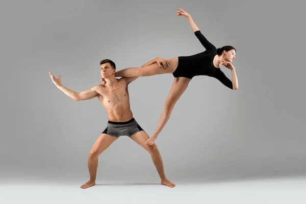 Elegante pareja joven haciendo ejercicio gimnástico juntos — Foto de Stock