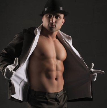 Düğmesiz gömlekli kaslı adam kırpık manzaralı.