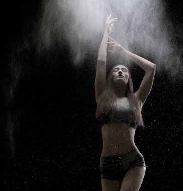 Beyaz toz bulutu içinde ince sarışın.