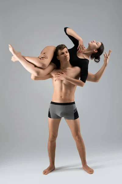 Shirtless macho carregando jovem fêmea nas costas — Fotografia de Stock