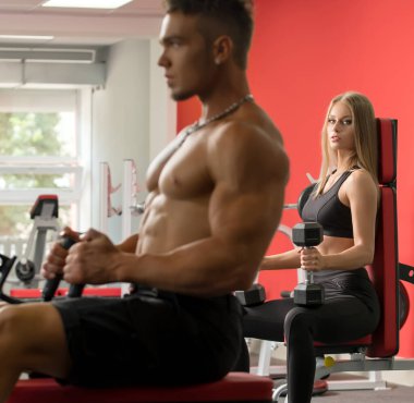 Fitness. Kız spor salonunda poz veriyor.