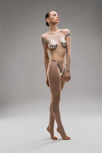 Modello femminile in biancheria intima da nastro metallico — Foto Stock