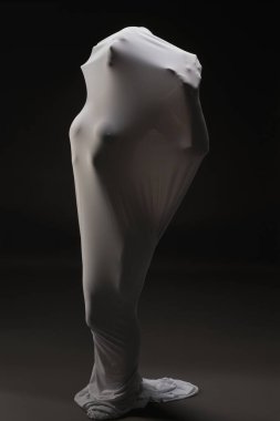 Ağlayan kadın, karanlık stüdyoda duruyor.