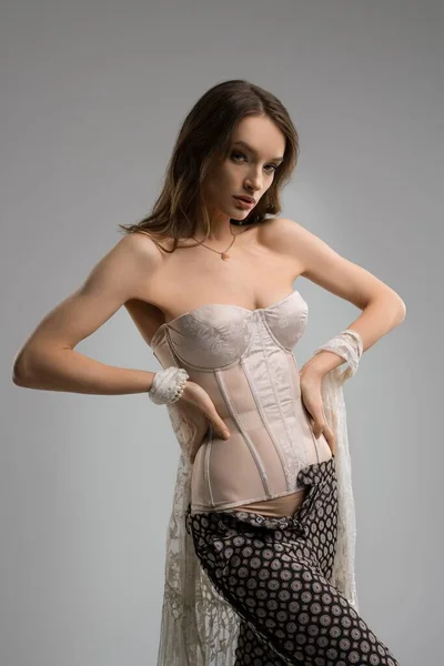 Séduisante jeune femme dans un élégant corset élégant — Photo