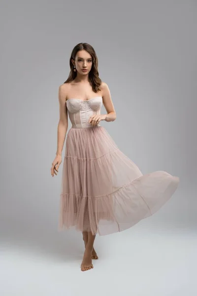 Elegant smal kvinna i korsett och kjol — Stockfoto