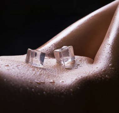 Kadının vücudundaki buz küpleri izole edilmiş.