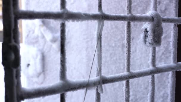Deurkruk en sleutelgat bedekt met vorst - bevriest ijzig met sneeuwvlokken — Stockvideo