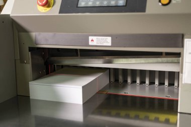 Kağıt kesmek için modern makine