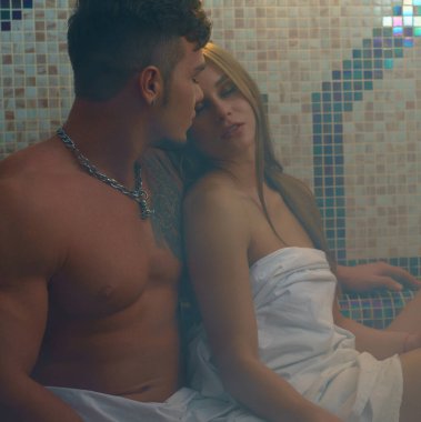 Genç seksi çift hamamda dinleniyor.