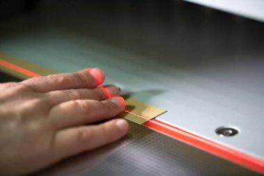 Lazer çizgisi üzerindeki parmaklar kağıt kesme makinesi