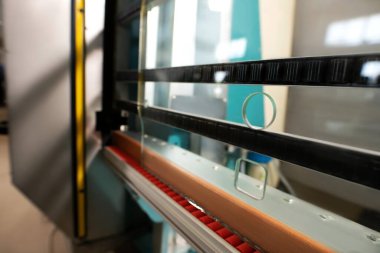 Modern cam kesim ve cilalı makine fabrikada