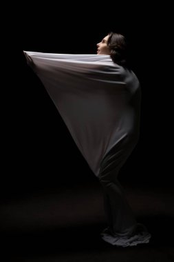 Stüdyoda kollarını açmış bir kadın.