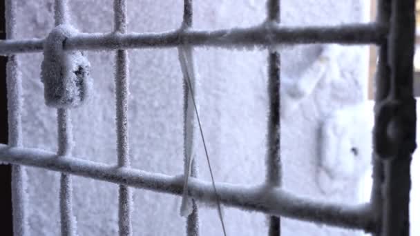 Πόρτα λαβή και κλειδαρότρυπα καλύπτονται με παγετό - παγώνει παγωμένο με νιφάδες χιονιού — Αρχείο Βίντεο