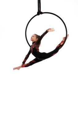 Havadan akrobat hula hoop 'ta numara yapıyor.