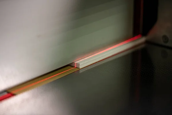 Лазерная линия на бумаге режущей машины — стоковое фото