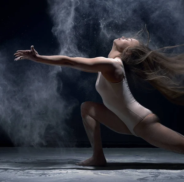 Σύγχρονη χορεύτρια εκτελεί σε σύννεφο σκόνης — Φωτογραφία Αρχείου