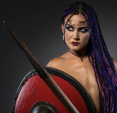 Afrika örgülü, mızraklı ve kalkanlı bir süvari.