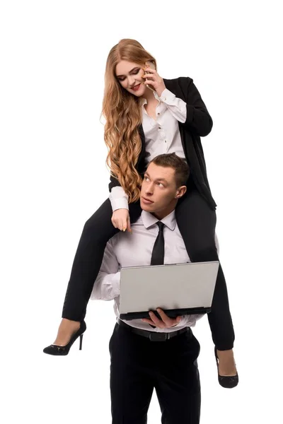 Mannelijke ondernemer dragen vrouwelijke collega op schouders — Stockfoto