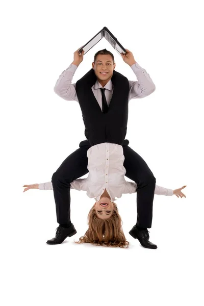 Spannende collega 's met laptop doen acrobatische truc — Stockfoto