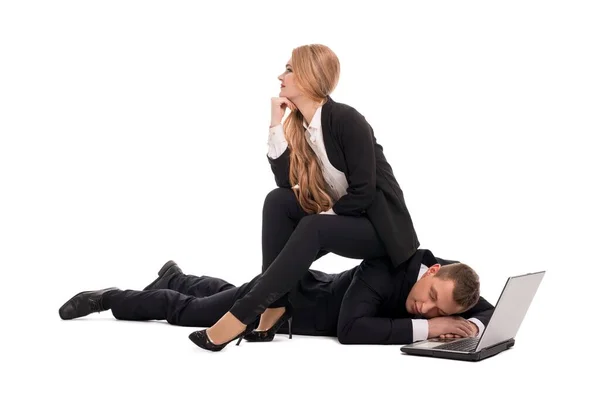 Hombre cansado y mujer de ensueño con portátil — Foto de Stock