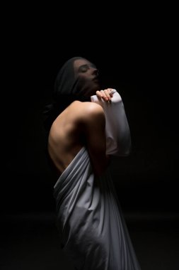 Stüdyoda kollarını açmış bir kadın.