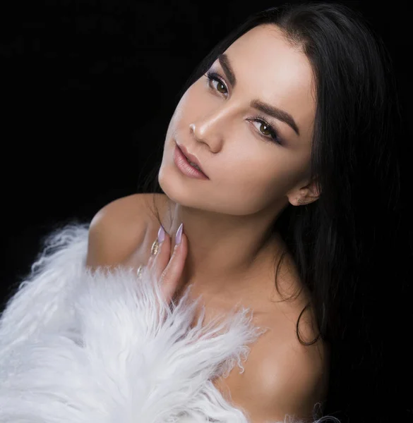 Brunette draagt luxe witte bontjas portret — Stockfoto