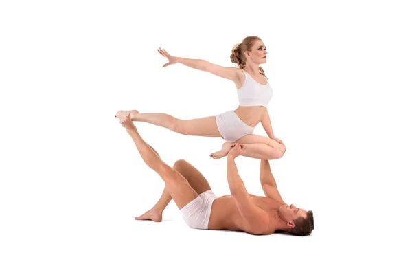 Young athletic couple doing acrobatic support exercise — Stock Photo, Image