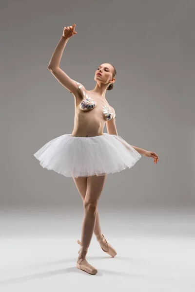 Mujer con cintas adhesivas en el pecho y tutú de ballet —  Fotos de Stock