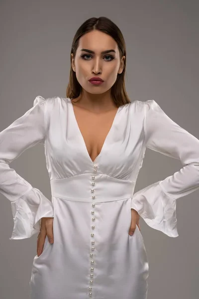 Mulher elegante em branco brilhante pano estúdio retrato — Fotografia de Stock