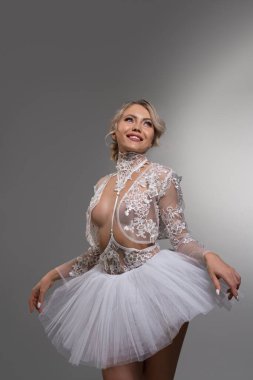 Şehvetli kadın balerin eteğe dokunuyor.