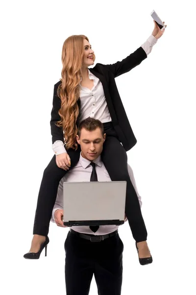 Empresario masculino que lleva a una colega sobre hombros — Foto de Stock
