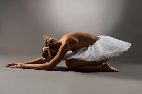 Oben-ohne-Ballerina kniet beim Tanz auf dem Boden — Stockfoto