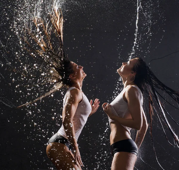 Islak iç çamaşırlı seksi kadınlar birlikte duş alıyor. — Stok fotoğraf