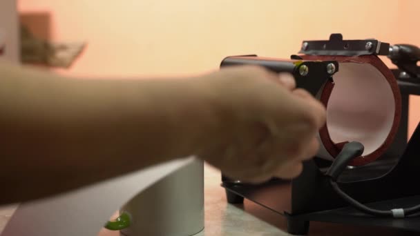 Modern printing press machine and ceramic mug — Vídeos de Stock
