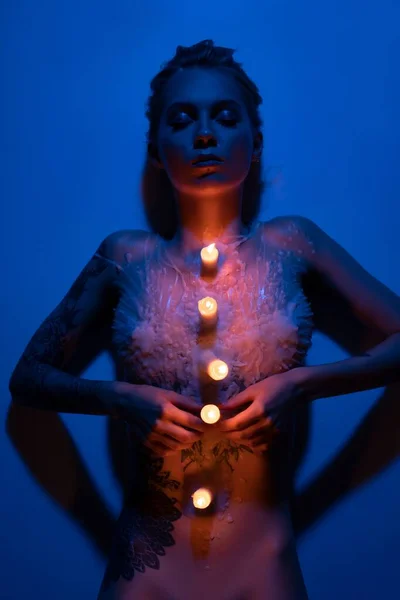 Modelo feminino com velas acesas no corpo — Fotografia de Stock