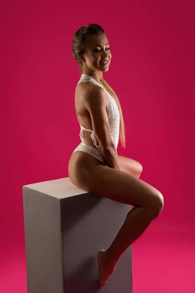 Blij vrouw in lingerie zitten op kubus — Stockfoto