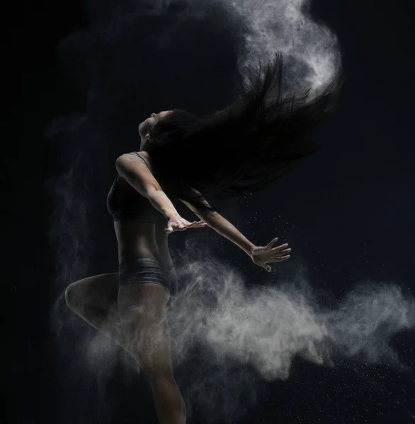 Bruna che salta con grazia in vista nuvola di polvere — Foto Stock
