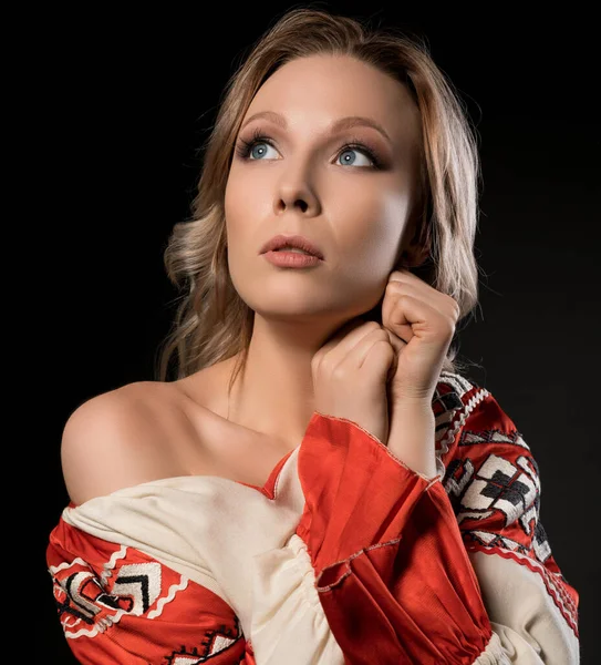 Sexy vrouw in de folk stijl jurk portret — Stockfoto