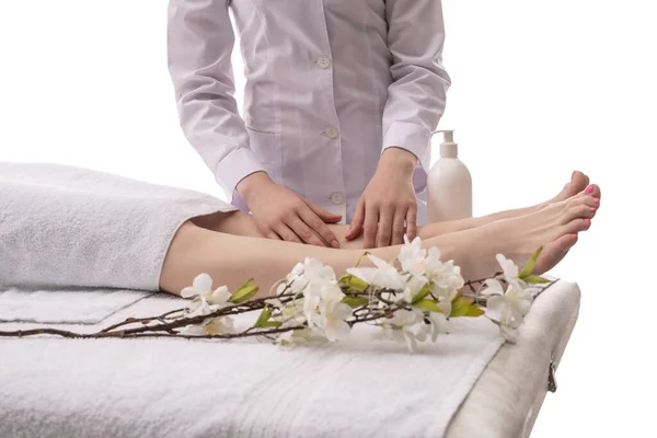 Masażystka upraw robi masaż nóg kobiecie — Zdjęcie stockowe