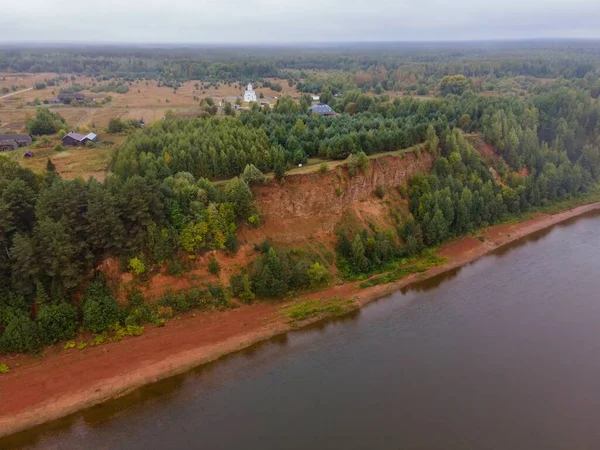 Река против хвойных деревьев и гор в сельской местности — стоковое фото