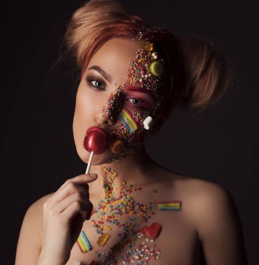 Şirin saç modeli ve çekim lolipop ile çıplak blolnde