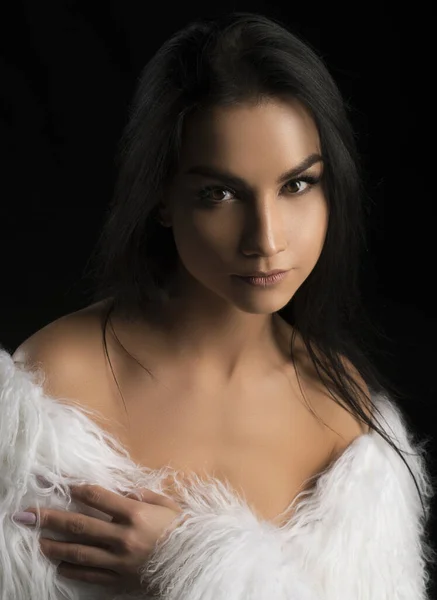 Hermosa morena con abrigo de piel blanca retrato —  Fotos de Stock