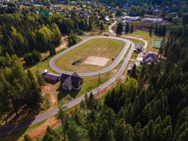 Köydeki asfalt yolu manzarası.