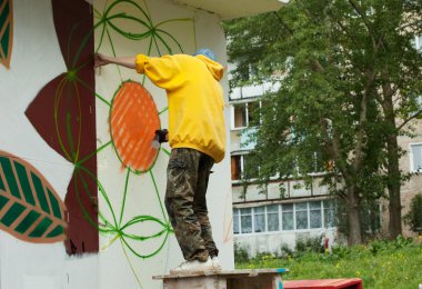 iş yerinde genç grafiti sanatçısı görüntüsü