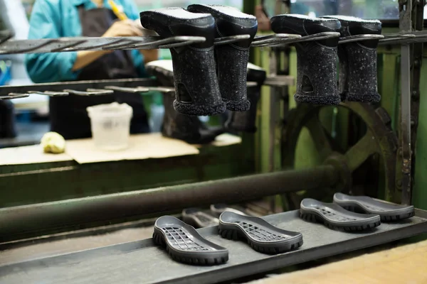 Производство обуви - сапоги и резиновые подошвы — стоковое фото