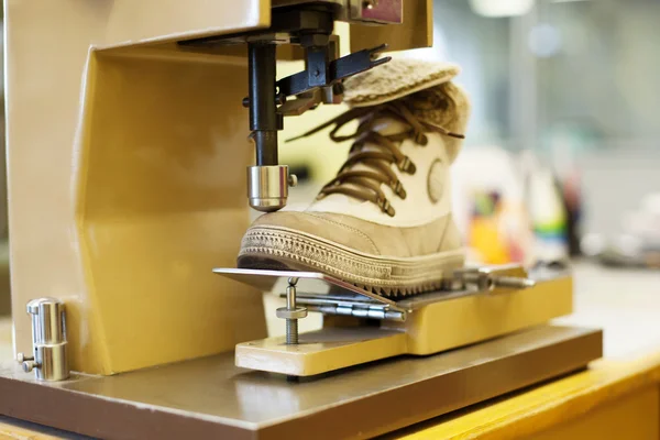 Produkcja buty męskie brązowy — Zdjęcie stockowe