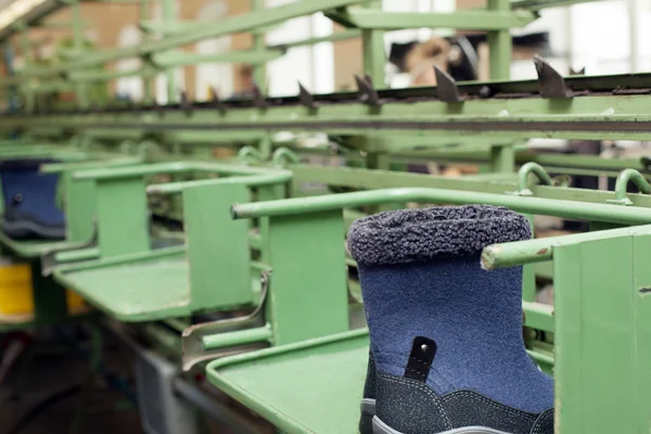 Fabbricazione di stivali demi-season su suole di gomma — Foto Stock