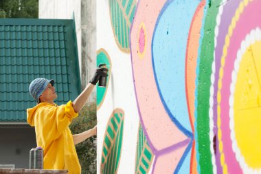 duvara sprey ile çizim yaratıcı genç adam olabilir